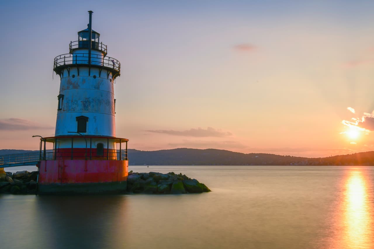 El faro es una estructura cónica de acero única en Westchester que incluía viviendas para sus operadores, albergando a ocho guardianes y sus familias durante su periodo activo.