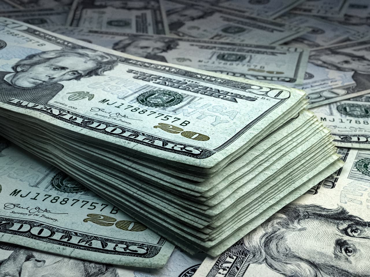 A partir del 1 de enero de 2023, 
<a href="https://www.univision.com/noticias/dinero/salario-minimo-estados-que-lo-subiran-en-2023-fotos"><u>más de 20 estados</u></a> y cerca de 30 jurisdicciones locales aumentarán el salario mínimo. Si bien la mayoría de estas se encuentran en California, hay sitios en otros estados.
<br>
<br>La compañía consultora ADP, especializada en soluciones para empresas que deseen aprovechar su capital humano, determinó las jurisdicciones que ajustarán el salario mínimo de acuerdo con la inflación, e incluye algunos que han hecho el anuncio oficialmente así como otros que aún no lo han difundido. Estos son los resultados. 
<br>