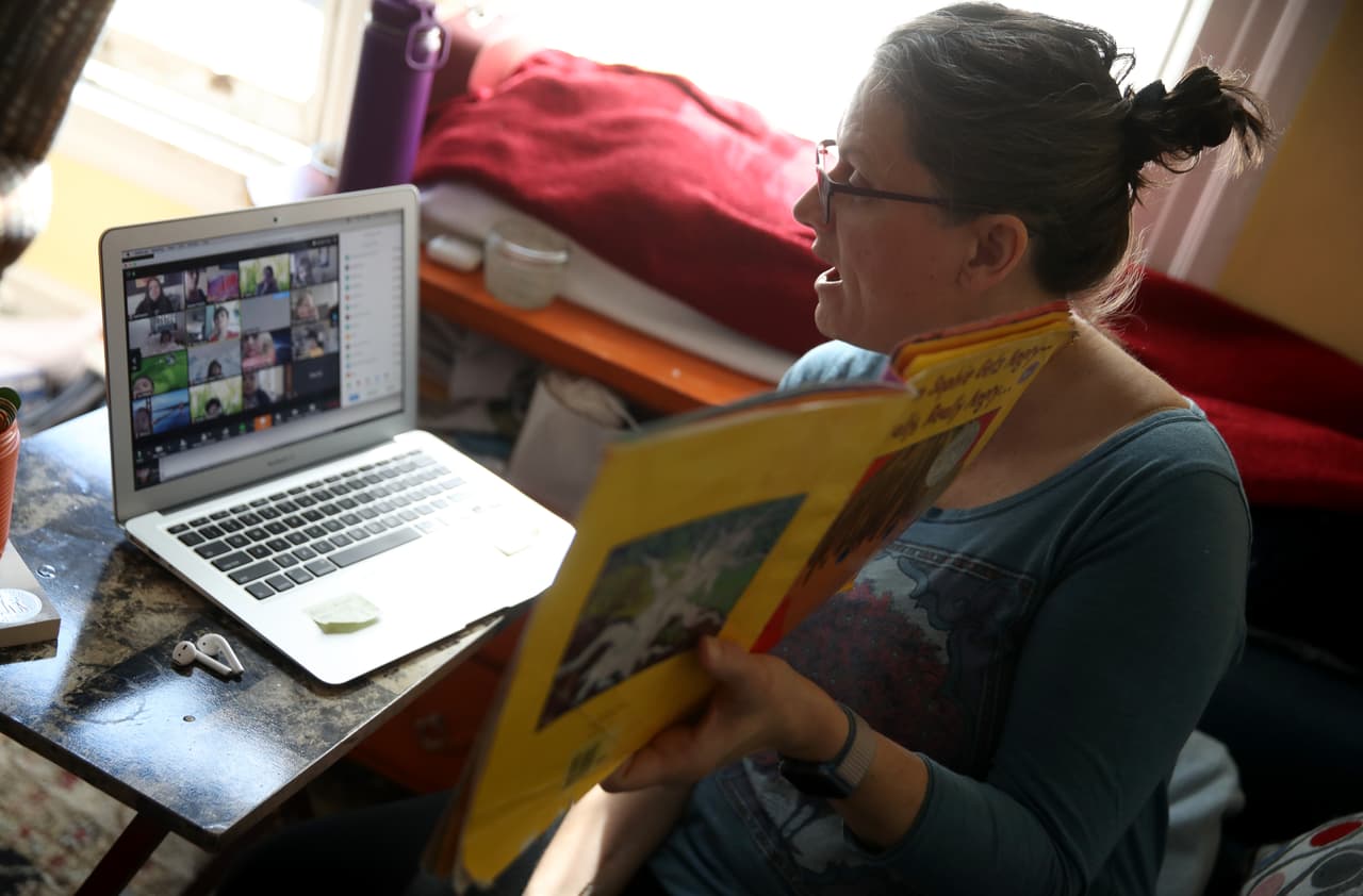 <b>Un aula virtual repleta.</b> Leanne Francis, maestra de primer grado en una escuela primaria en San Francisco, California, imparte clases en una concurrida sesión de videoconferencia . 20 de marzo.
<br>