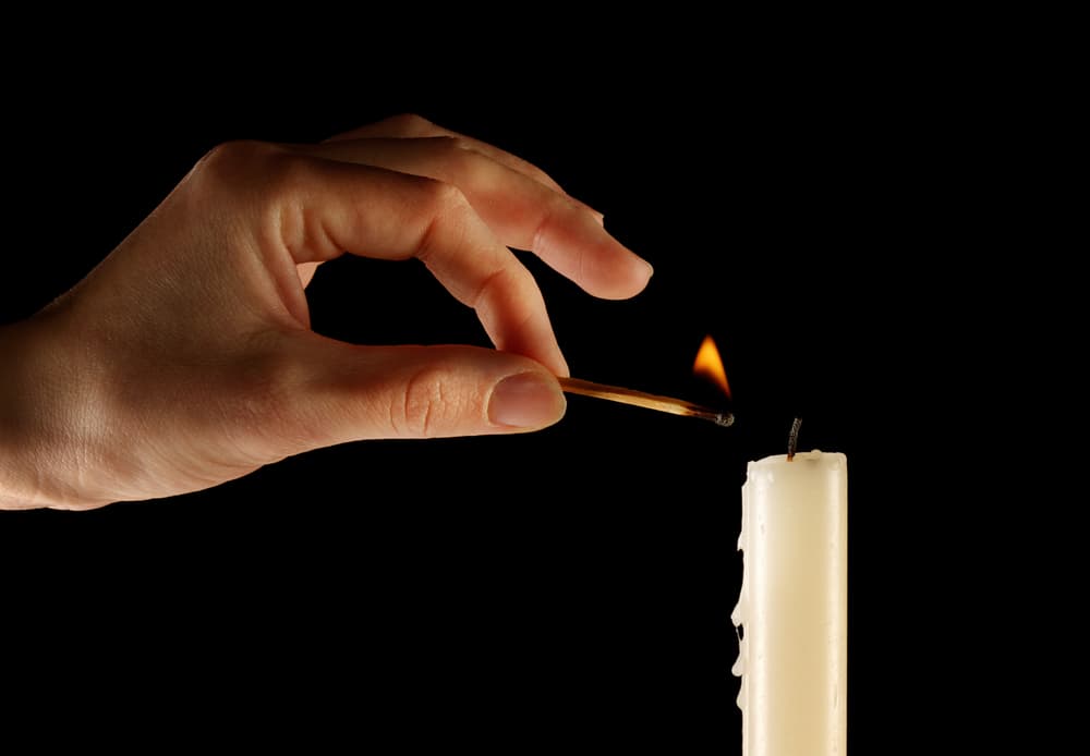 Cuando tomamos aire es yang "penetración, masculino- cuando lo expulsamos al respirar es yin. Los latidos del corazón son yin y yang, todo lo podemos entender de esa manera: lo alto y lo bajo, lo suave y lo duro, lo áspero y lo liso, abajo y arriba, la noche y el día, y así sucesivamente.