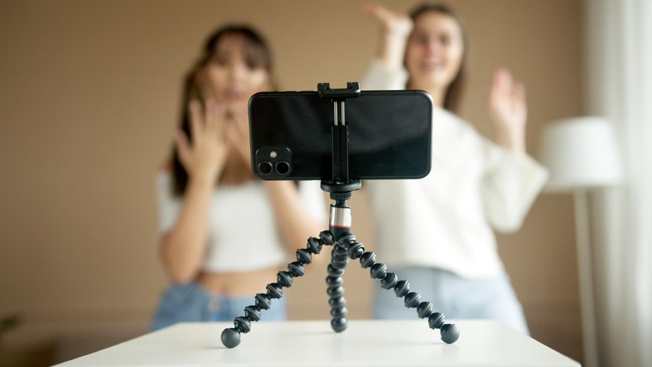 <b>Empieza con ventaja</b> 
<br>Si no tienes una cuenta en el sitio de redes sociales que tu hijo quiere usar, obtén una. Edúcate sobre la aplicación y asegúrate de saber exactamente lo que pueden y no pueden hacer, y decide qué deberían y no deberían hacer.