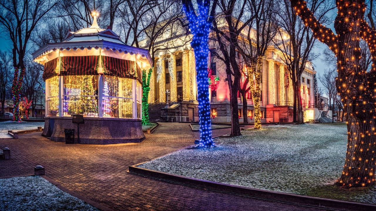 <b>Annual Prescott Courthouse Lighting</b>
<br>Cuándo: Sábado 2 de diciembre
<br>Dónde: 120 S Cortez St, Prescott
<br>Costo: Entrada gratuita
<br>
<a href="https://www.prescott.org/annual-courthouse-lighting--fireworks.html" target="_blank">Más detalles en este enlace.</a>
