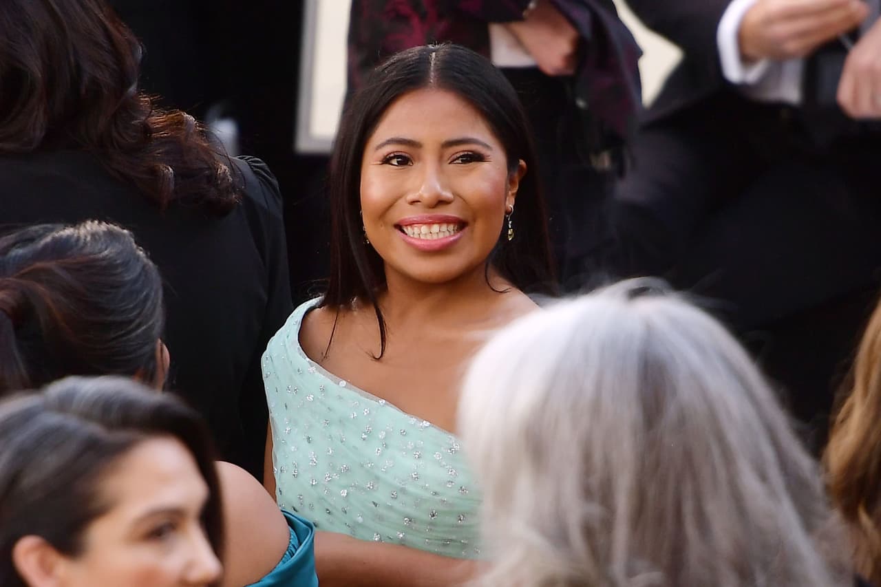 <b>4. Yalitza como una princesa:</b> Por sí sola, Yalitza Aparicio dominó la alfombra ataviada con un vestido en tul color menta de Rodarte de un solo hombro.