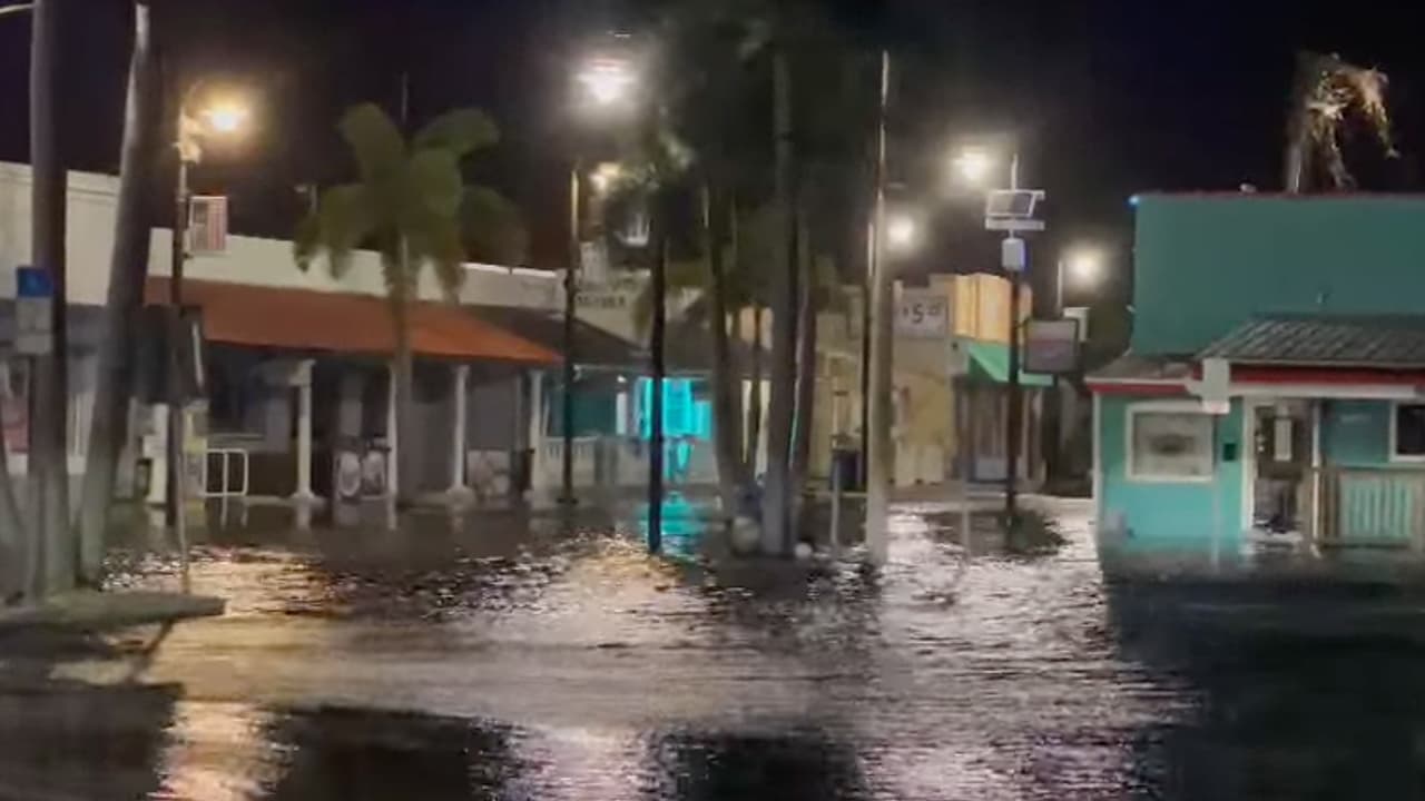 Inundaciones de comercios y viviendas en Tampa Bay, durante esta madrugada. La llegada del huracán causó estragos y ha dejado 
<b>sin el servicio de <a href="https://www.univision.com/local/tampa-wvea/huracan-idalia-hogares-sin-electricidad-florida" target="_blank">energía eléctrica</a> a más de 215,000 hogares</b> la mañana de este miércoles.