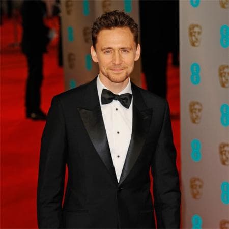 Tom Hiddleston siempre está atento en que todas sus entrevistas salgan a la perfección.