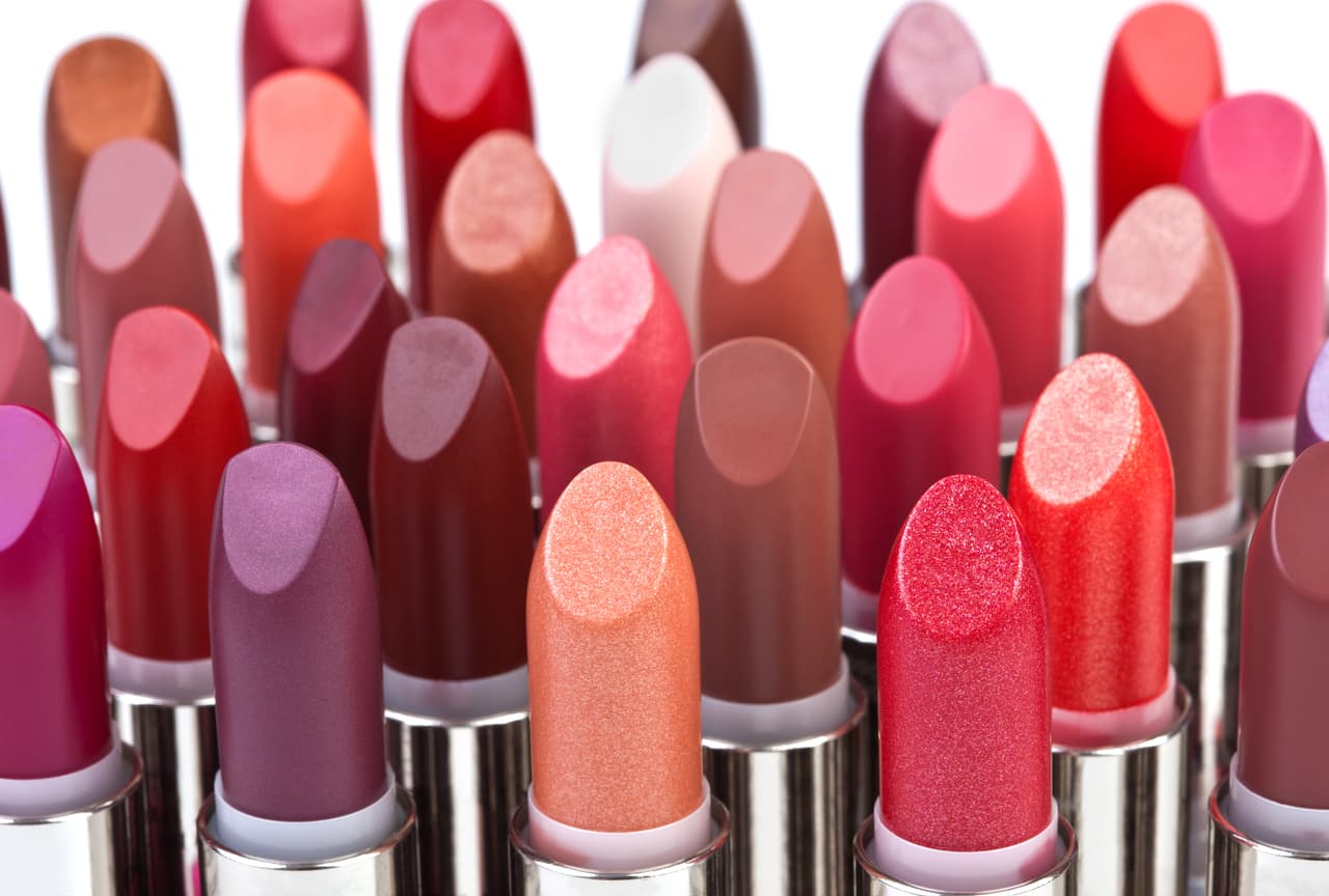 <b>Cosméticos. </b>El precio de marcas estadounidenses como 
<b>Revlon o Maybelline </b>también podrían aumentar en Europa. Trump había recibido un informe del Departamento de Comercio que afirma que el actual nivel de importación de aluminio y acero tiene el “potencial” de poner en riesgo la seguridad nacional, sobre todo por sus aplicaciones militares.