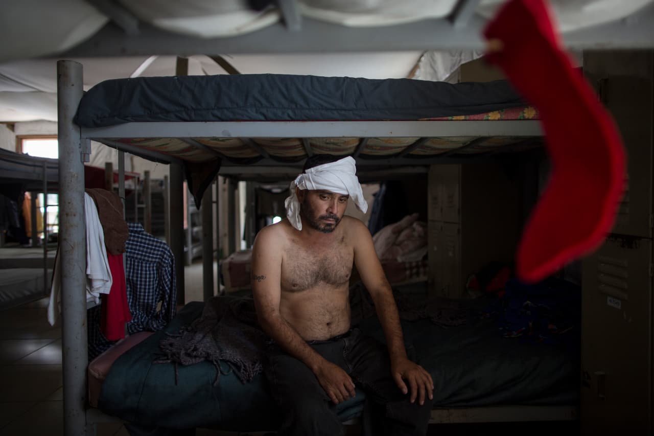 <b>El costo de cruzar la frontera. </b>Delfino Luis Treviño, oriundo de Veracruz, México, 
<b><a href="https://www.univision.com/noticias/inmigracion/en-fotos-la-vida-cotidiana-en-la-frontera-fotos">descansa en su litera del refugio para migrantes “Senda de Vida”</a></b>, en Reynosa, Tamaulipas, ciudad colindante con McAllen, Texas, en marzo de 2017. Fue golpeado por “coyotes” al tratar de cruzar la frontera por su cuenta. Los traficantes de personas le cobraban 500 dólares para pasarlo hacia EEUU.
