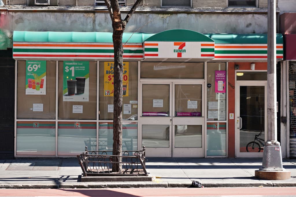 La ciudad de Nueva York perdió, en los últimos tres años, casi 800 tiendas de grandes cadenas en Nueva York, afectando a cientos de empleados hispanos. Eso indica un estudio del Centro para un futuro urbano, el cual informa que la llegada de cadenas de tiendas tuvo una caída del 10 % desde la pandemia.