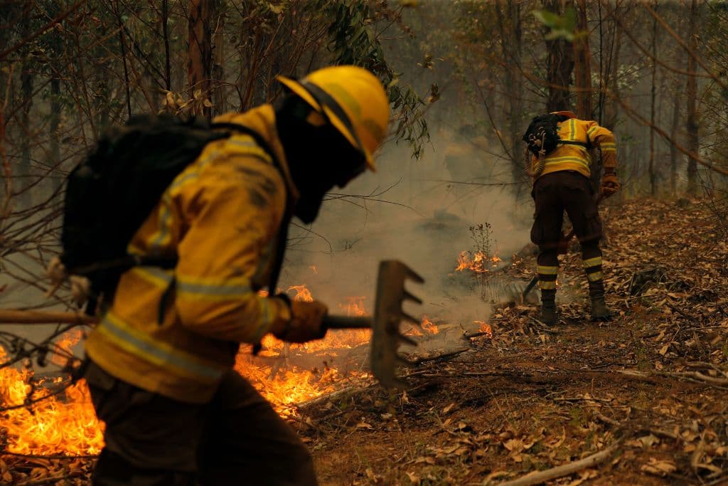"Chile en materia de incendios cambió de manera sustantiva, y está cambiando todos los días", dijo por su parte la ministra del Interior, Carolina Tohá. "Nos estamos volviendo uno de los territorios más vulnerables a incendios fundamentalmente por la evolución que ha tenido el cambio climático en nuestro territorio. Eso hace que lo que parecía una situación extrema hace tres años atrás, se vaya superando de año en año", destacó. 
<b>"Se ha quemado en una semana (en Chile) lo que se quemaba en un año completo"</b>, aseguró.