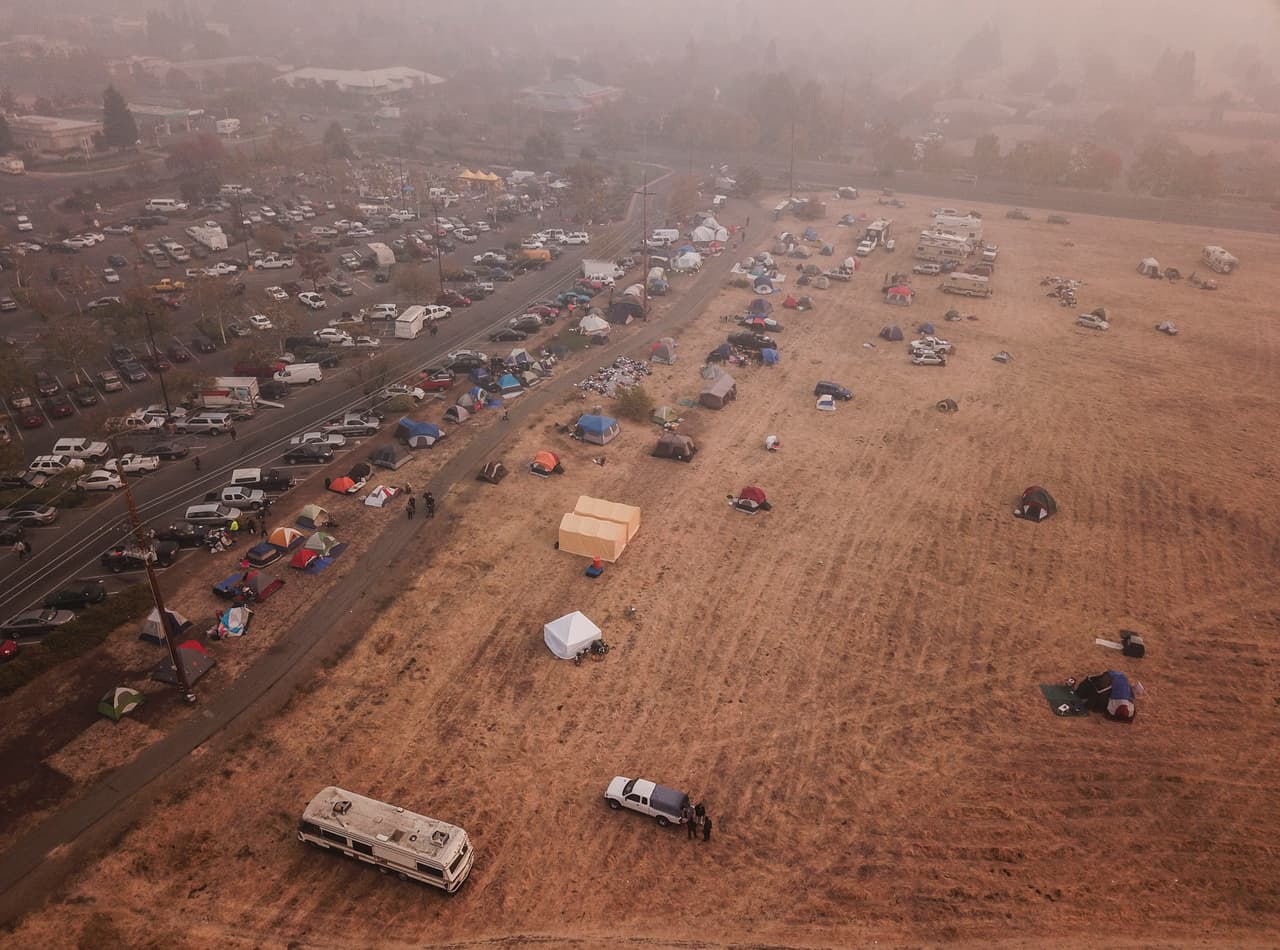 Decenas de evacuados de Paradise, una pequeña ciudad de 27,000 habitantes, se han instalado tiendas alrededor de un Walmart en Chico. Los pronósticos de fuertes lluvias han hecho que las autoridades pidan a los refugiados en el estacionamiento de este centro comercial que se trasladen a otro refugio instalado en recinto ferial del condado Butte.