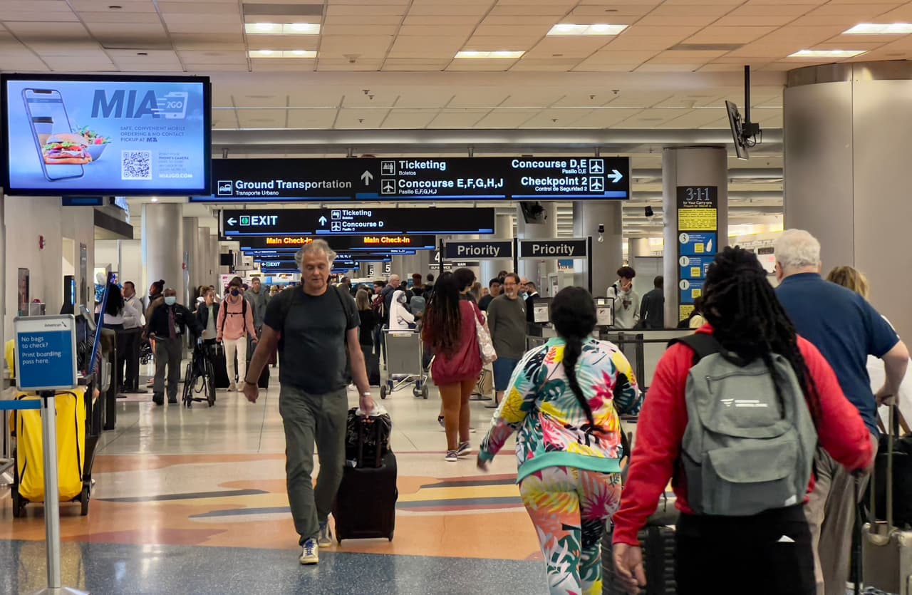 Según funcionarios del Aeropuerto Internacional de Miami, entre el 30 de junio y el 4 de julio se esperan más 725 mil pasajeros.
<br>