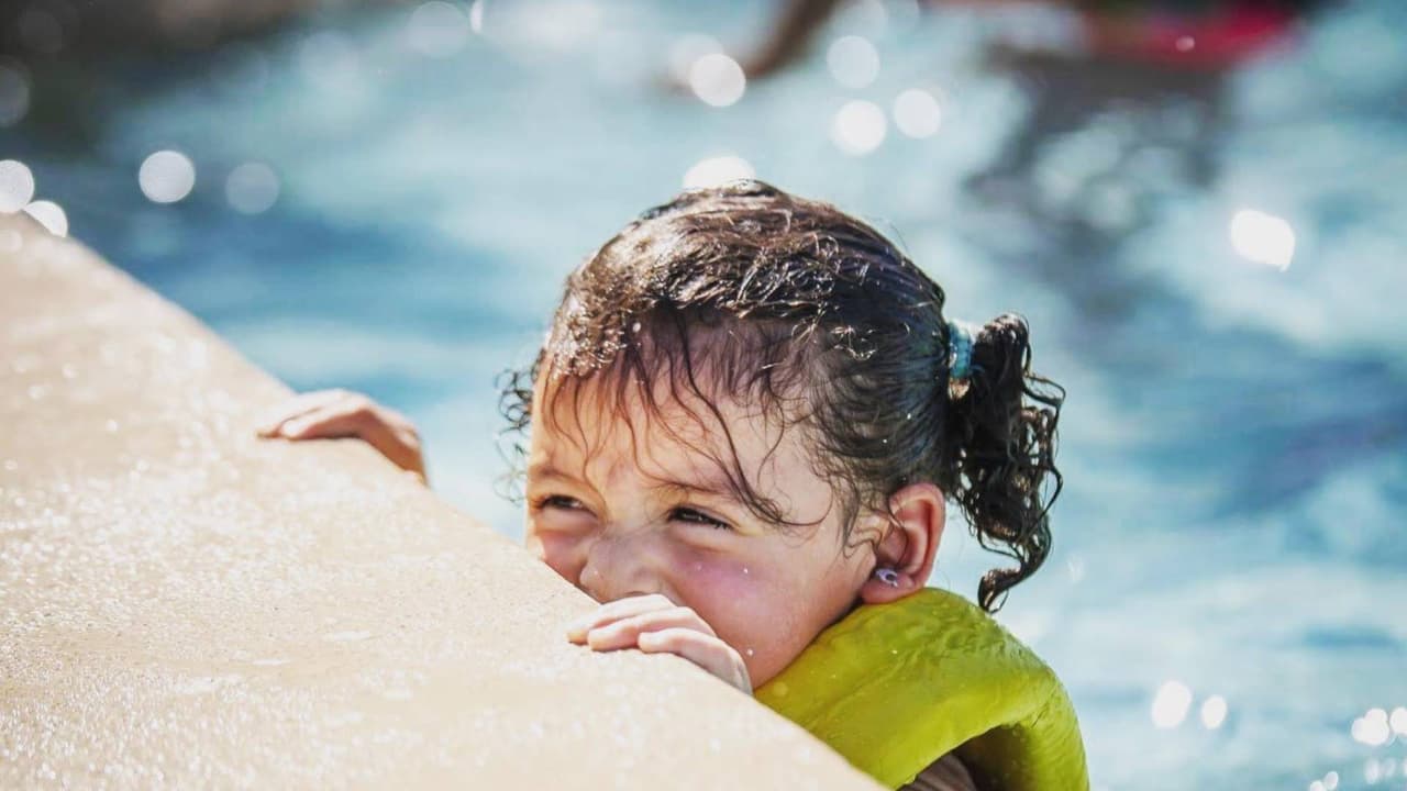 <b>Deer Valley Pool</b>
<br>Abierto de lunes a jueves, sábados y domingos de 12 p.m. a 6 p.m. Viernes cerrado. 
<a href="https://goo.gl/maps/oWmWGTxqTyq" target="_blank">19400 N. 19th Avenue.</a> Teléfono: 602-534-1842. Niños gratis. Adultos $3.