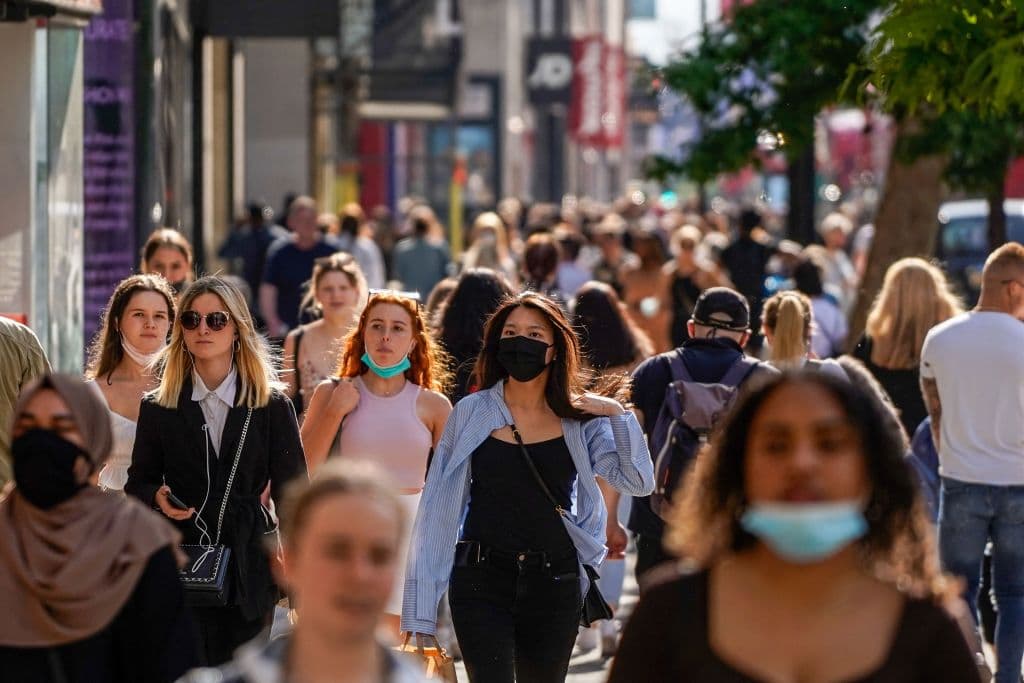 <b>¿Hay que alertarse ante esta nueva variante?</b>
<br>“El Dr. Fauci recientemente dijo que le preocupa la cantidad de infecciones que tenemos porqué una combinación entre la variante delta y otra mutación que vuelva la vacuna menos efectiva nos preocupa”, lamentó el Dr. Mena Lora.
<br>