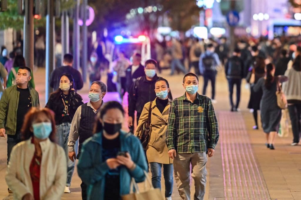<h2 class="cms-H2-H2">1. China</h2>
<br>
<br>Con 1,452,580,372 de habitantes, China está a la cabeza de la lista de los países más poblados del mundo. Pero el gigante asiático tiene un problema de crecimiento democráfico: el elevado costo del cuidado de los niños está frenando a las jóvenes parejas a la hora de aumentar sus familias.
