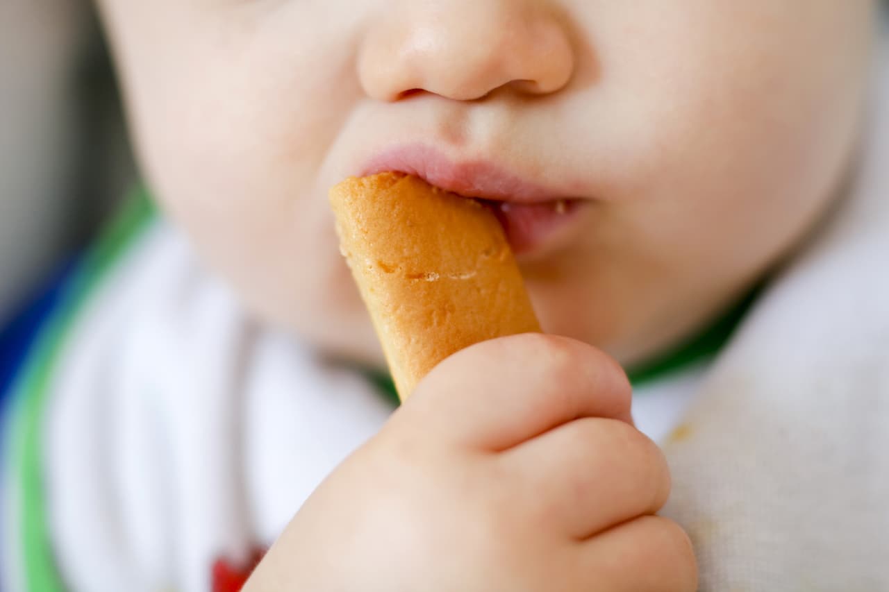 Otros productos que podrían ser peligrosos incluyen galletas, papas fritas o bocadillos. Los granos enteros como el arroz también son de cuidado.