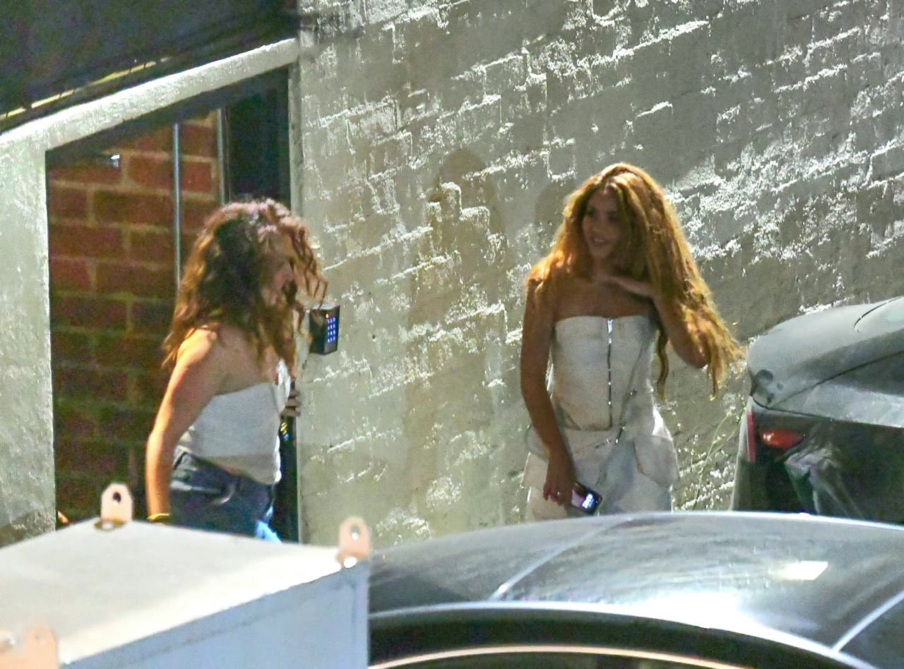 En más de una ocasión, ella fue captada sonriendo mientras conversaba con sus amigas a las afueras del establecimiento. 
<br>