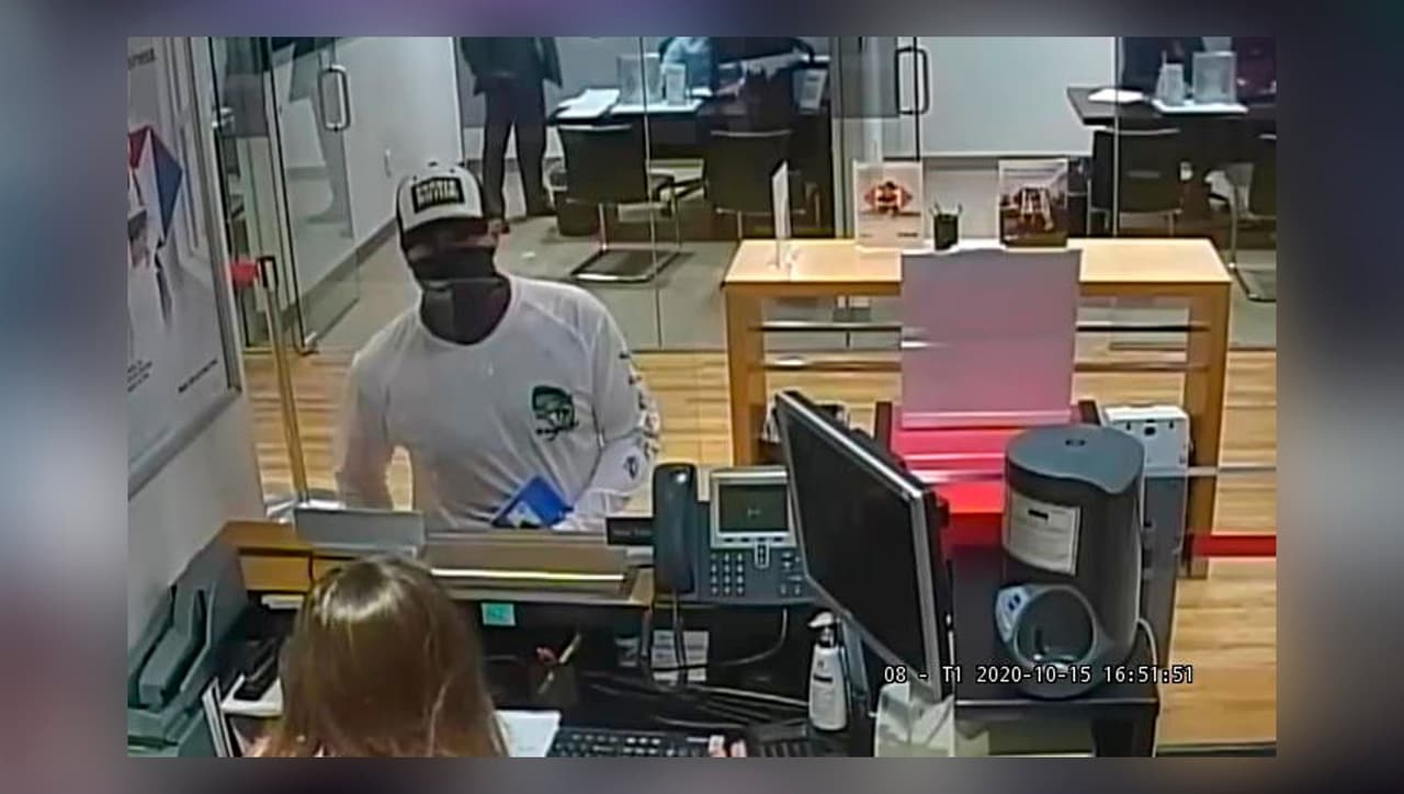 Honacker, quien según la acusación es un abogado de Miami, habría podido solo robar con éxito dos de los cinco bancos, por un total de $1,850. 
<br>