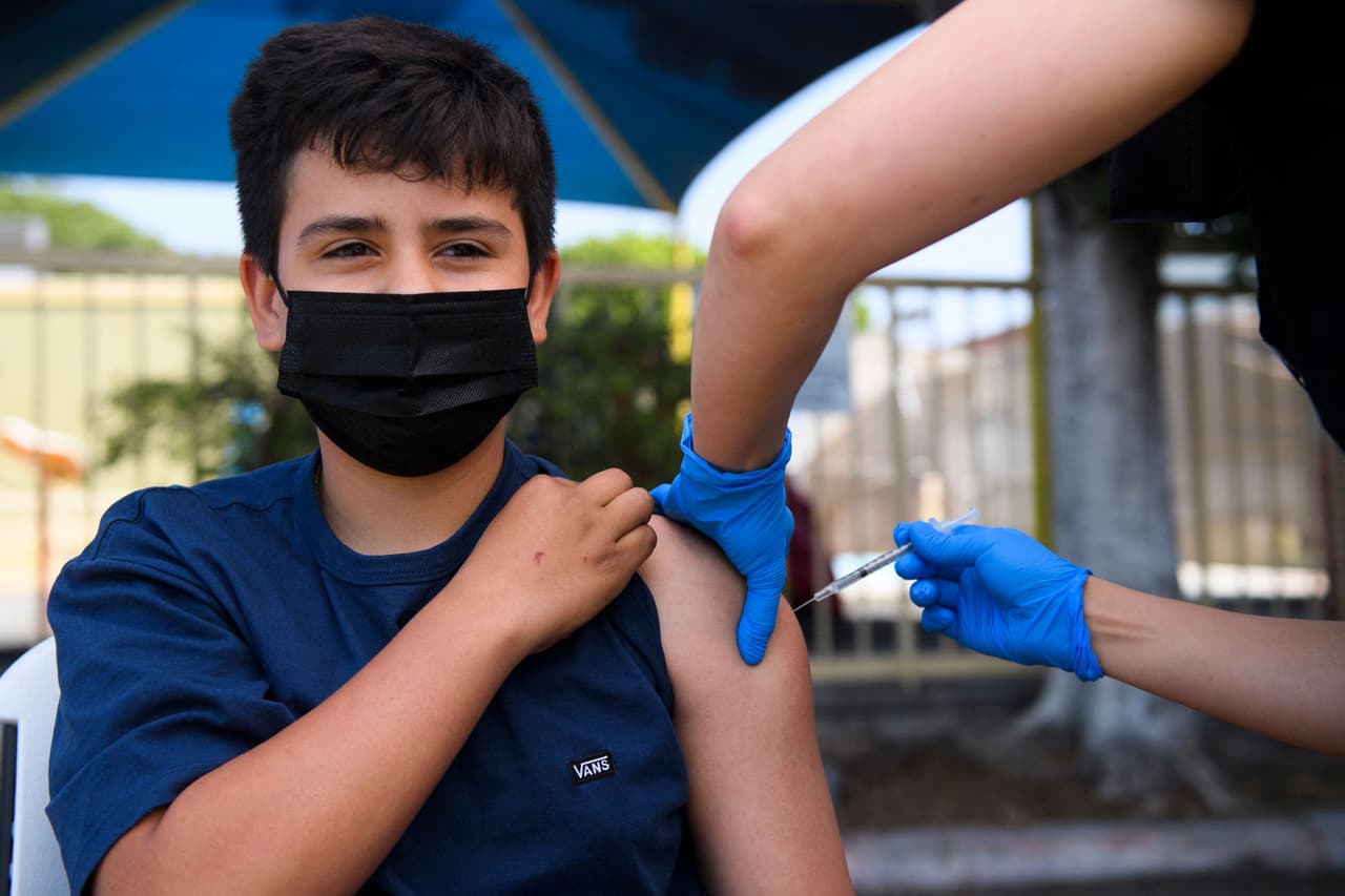 Los niños de 5 a 11 años con inmunodepresión moderada o grave pueden recibir una dosis primaria adicional de la vacuna Pfizer 28 días después de la segunda inyección.
<br>