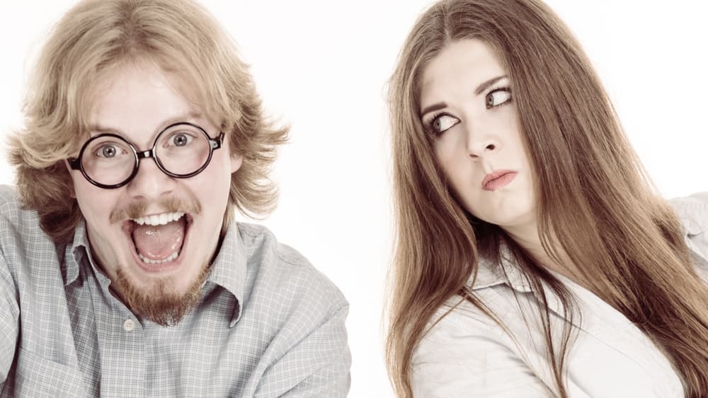 Tener que convivir con alguien poco inteligente, de pocas palabras y conversación elemental, lento en sus reacciones y en el aprendizaje es otro de tus grandes problemas y temores, simplemente no resistes ese tipo de persona, y si es tu pareja, no lo será por mucho tiempo.