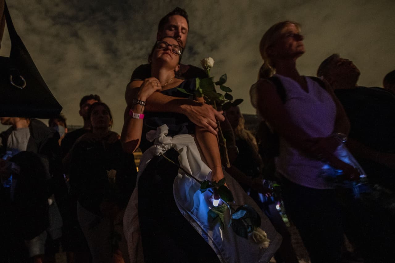 En la jornada del lunes, alguos familiares de desaparecidos tuvieron acceso a la zona del desastre. "Algunos de ellos vieron lo que necesitaban ver para tal vez empezar a procesar la información que ha sido difícil de aceptar hasta este punto", dijo Maggie Castro, del Cuerpo de Bomberos de Miami-Dade, citada por el sitio 
<a href="https://www.local10.com/news/local/2021/06/29/beachside-vigil-held-for-victims-and-families-of-surfside-building-collapse/" target="_blank">Local10.com</a>.