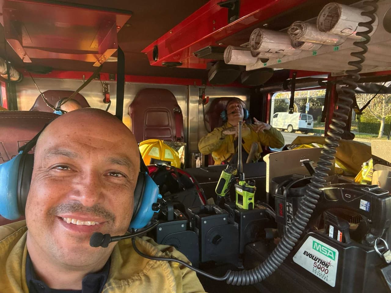 Como Jerry, su hijo y su yerno, 
<b>cientos de bomberos y personal de rescate y policías de Los Angeles se encuentran afectados</b>.
<br>
<br> Ellos por lo regular son los que brindan la ayuda y rescatan, pero ante la magnitud del desastre, h
<b>oy ellos también deberán ser rescatados. </b>
<br>