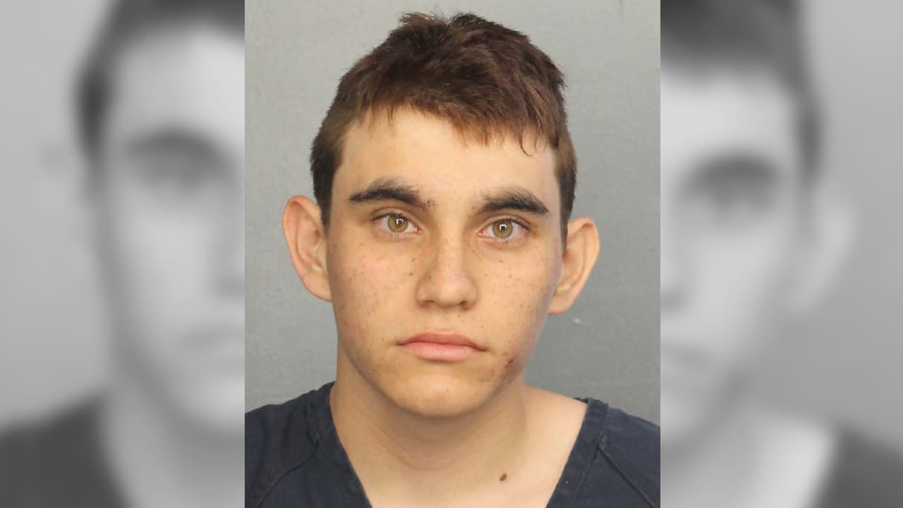 Nikolas Cruz, de 19 años, fue llevado a la cárcel donde fue procesado y acusado oficialmente de 17 cargos de asesinato premeditado, informaron las autoridades. La policía dice que su arma fue comprada legalmente.