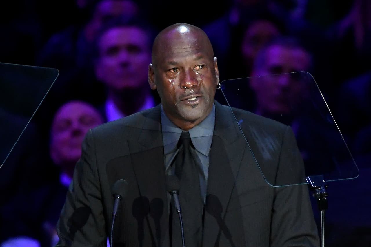 Sin poder contener el llanto, la estrella del baloncesto Michael Jordan expresó emotivas palabras durante su participación en el homenaje a Bryant. "Era como un hermano pequeño. Todos siempre quisieron hacer comparaciones entre él y yo. Yo solo quería hablar de él".