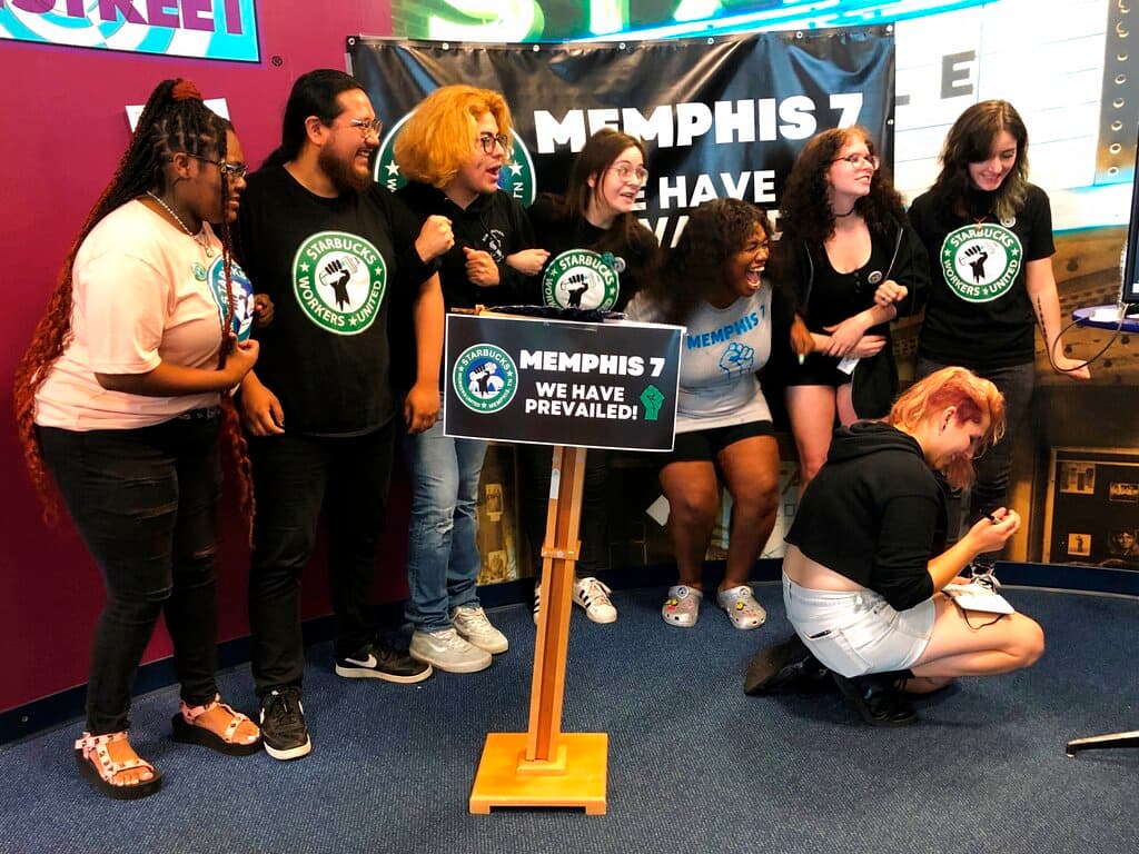 La ley laboral de EEUU no impide que Starbucks cierre sus tiendas por motivos comerciales. Sin embargo, indica que la compañía no puede cerrar una tienda, porque esté sindicalizada o como represalia.