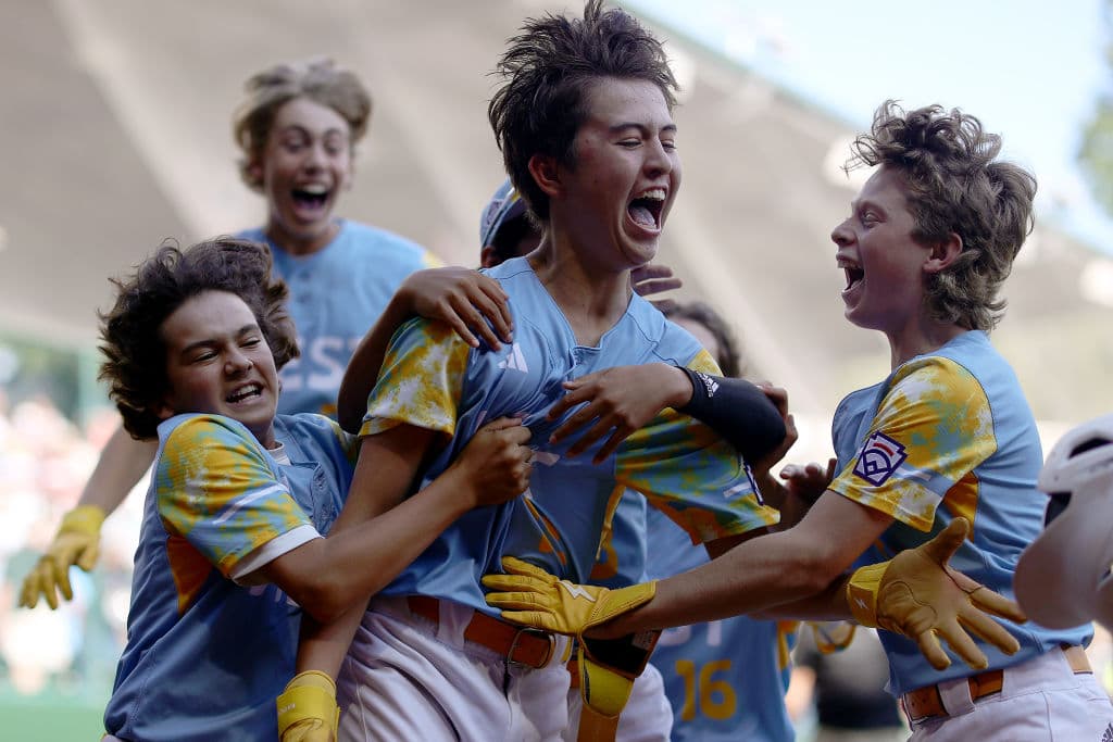 La emoción de los jugadores de El Segundo los llevó a recibirlo en su llegada al 'home'. Aunque están en edades cercanas, entre los 10 y 12 años, Louis Lappe mide 6'1" de altura (1.8 metros).