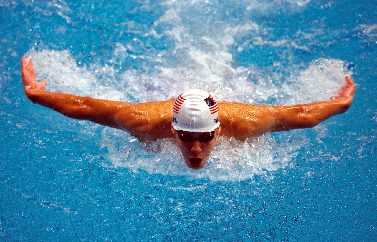 En los JJOO de Sidney (Australia) 2000, Phelps tenía 15 años y se convirtió en el nadador olímpico más joven en 68 años. No se trajo medalla a casa, pero quedó en el quinto lugar.