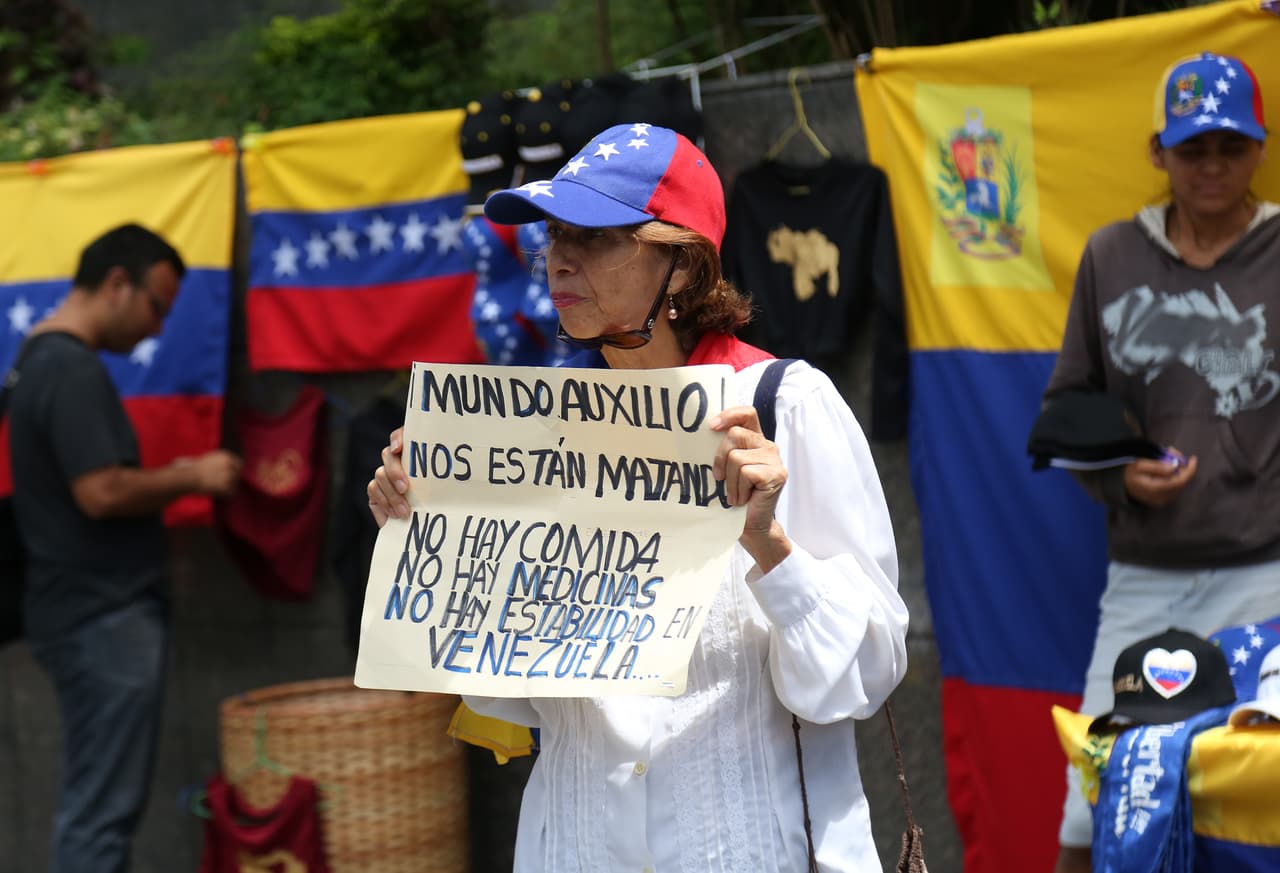 Desde las 10 de la mañana un centenar de manifestantes se apostó frente a las oficinas de la ONU en Caracas, para luego movilizarse hasta las cercanías de la Dirección de Inteligencia Militar, para protestar por
<a href="https://www.univision.com/noticias/america-latina/16-costillas-rotas-y-traumatismos-generalizados-las-torturas-que-revelo-la-autopsia-al-militar-venezolano-detenido-por-maduro">la muerte del capitán de corbeta, Rafael Acosta Arévalo. </a>