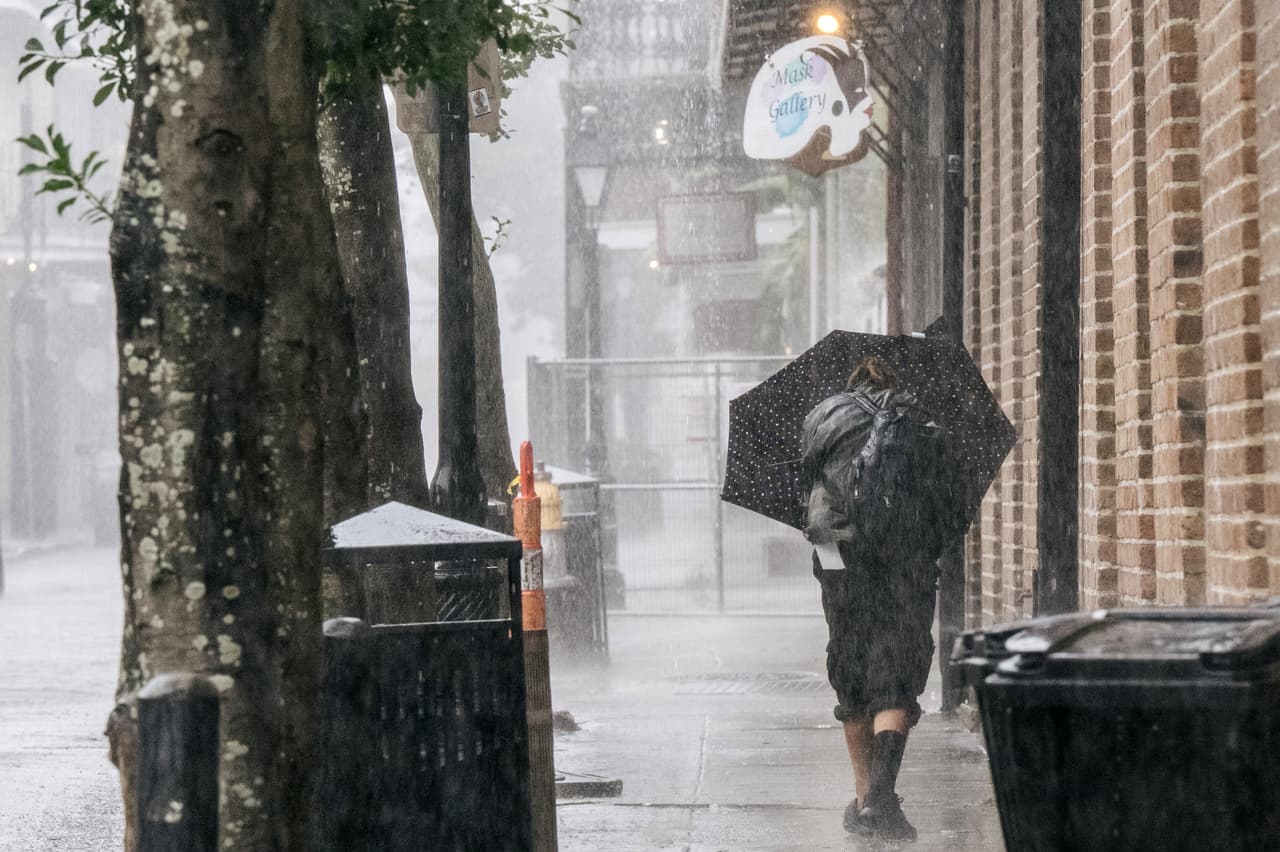 Una persona camina por el French Quartier de Nueva Orleans, Louisiana. La región que sufre lo peor de Ida podría enfrentar la devastación de su infraestructura, que incluye sitios petroquímicos y puertos importantes, dijo Jeff Masters, exmeteorólogo cazador de huracanes de la Administración Nacional Oceánica y Atmosférica (NOAA, en inglés).