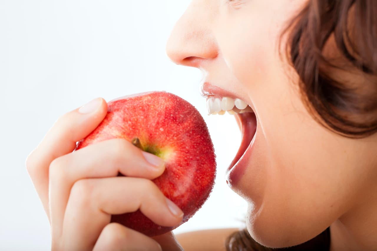 <b>Leo</b>
<br>¡Evita la comida con mucha grasa y exceso de sal! Debes consumir carnes bajas en grasas, así como frutas y verduras que contengan vitamina C y E.