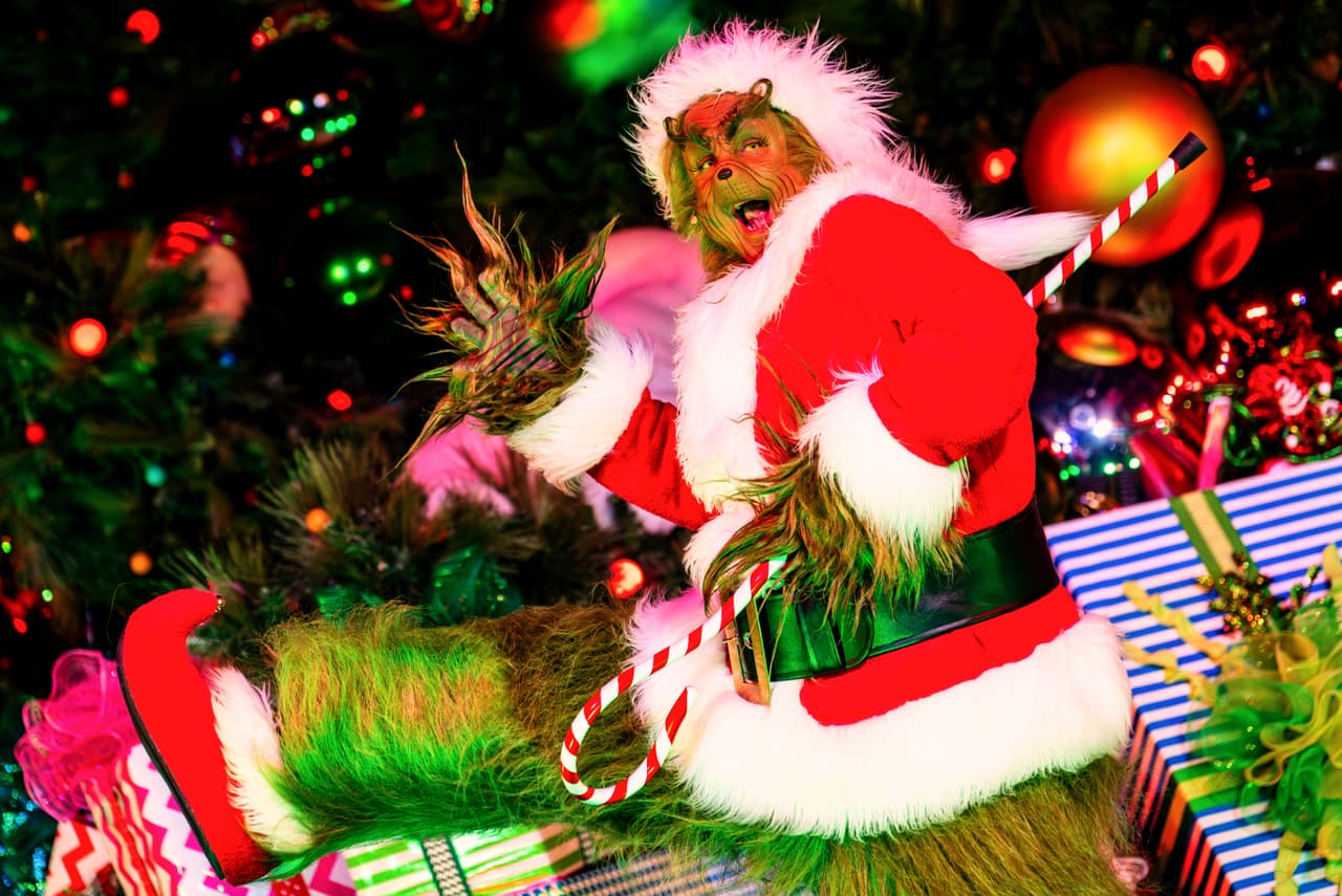 <b>Decoraciones extravagantes</b>: Seuss Landing se viste de gala con decoraciones extravagantes y coloridas que recrean el ambiente festivo de Who-ville, creando un entorno visualmente atractivo para los visitantes.