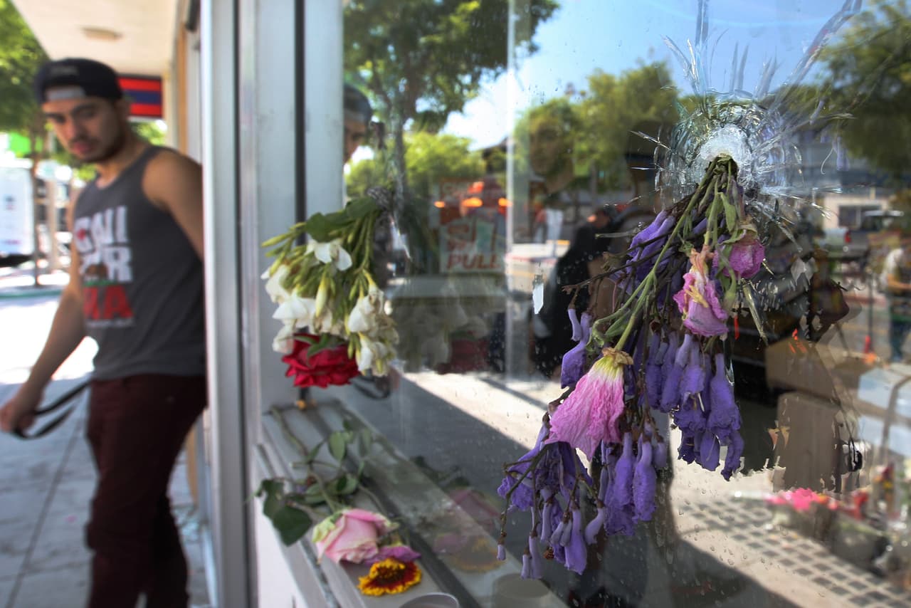 <b>2014. Zona universitaria en</b> 
<b>Isla Vista, California.</b> Elliot Rodger, de 22 años, publicó un video en Youtube donde declaró que tenía intenciones de asesinar a una mujer que lo había rechazado. 
<a href="https://www.univision.com/noticias/noticias-de-eeuu/paso-a-paso-la-cronologia-del-tiroteo-en-santa-barbara">Horas más tarde apuñaló a tres personas en un apartamento y tomó su auto BMW hacia una zona universitaria. La recorrió disparando hasta asesinar en total a seis personas</a>. Se suicidó cuando era acorralado por las autoridades. En la fotografía los agujeros que dejaron las balas en las ventanas de un restaurante donde murió una de sus víctimas. 23 de mayo de 2014.