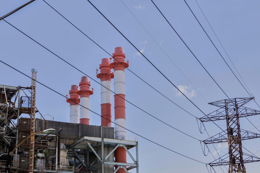 Desvían fondos solares: ¿salvará esta decisión a la red eléctrica de Puerto Rico?