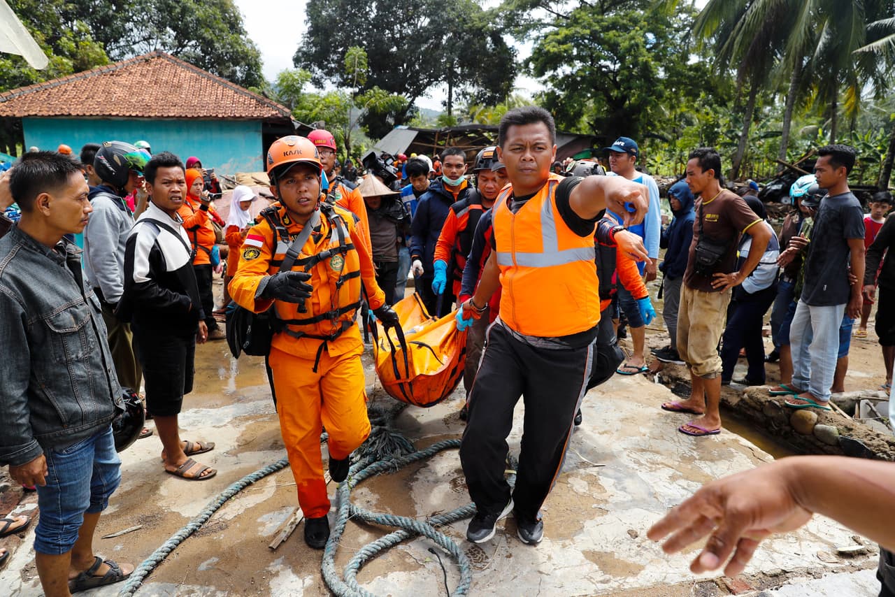 Rescatistas trasladan el cuerpo de una persona en Pandeglang, provincia de Banten, en Indonesia.