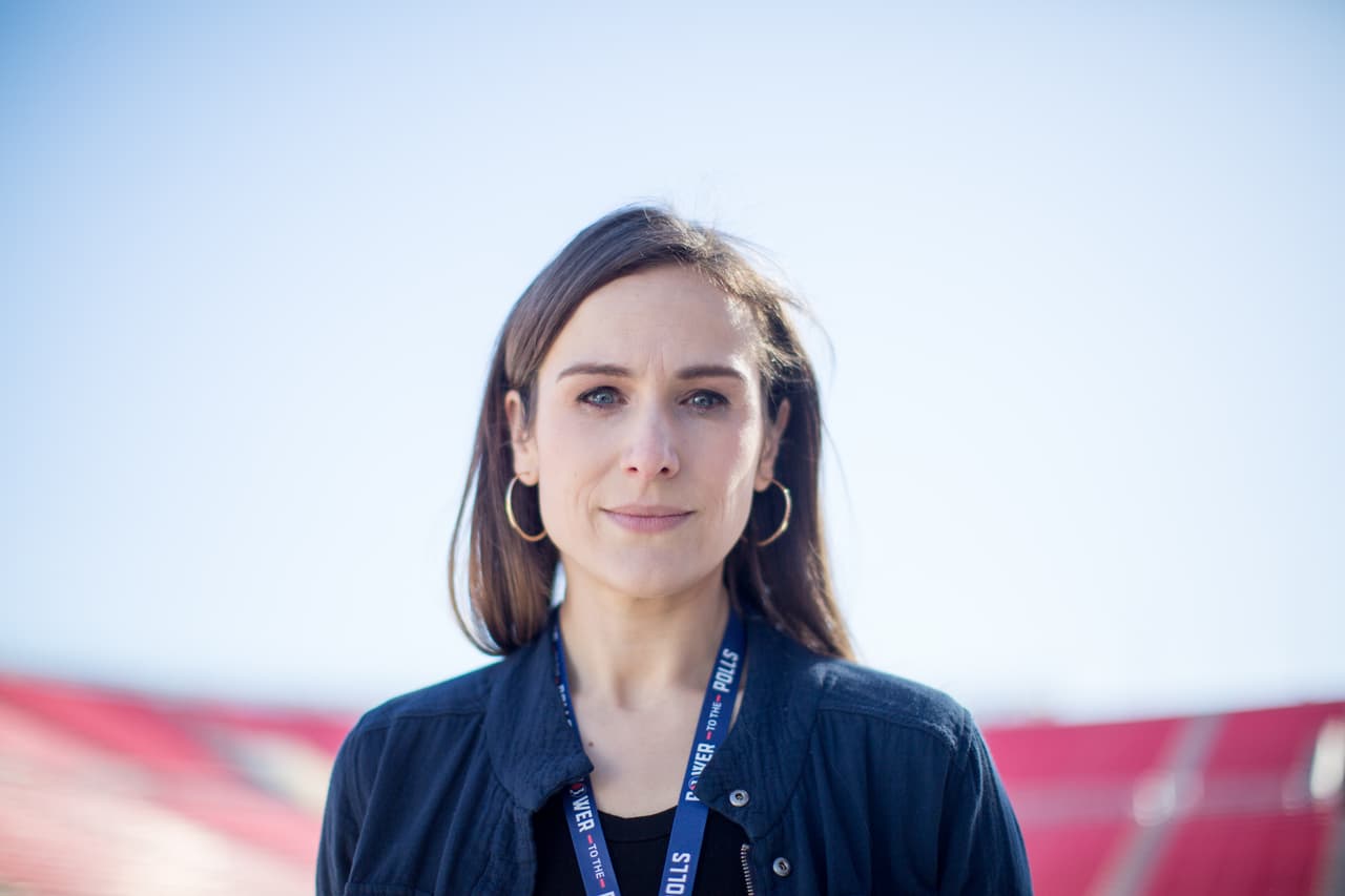 "Quiero que toda esta energía transforme a nuestros líderes electos", dijo Anna Galland de moveon.org. 
<b>"Nuestra prioridad número uno para 2018 es terminar con el control republicano del Congreso y apoyar a todos los nuevos candidatos:</b> a gobernadores, a legisladores estatales, estamos ayudando a encaminar toda la energía de este movimiento comunitario en voluntariado para cambiar los resultados de estas elecciones".
<br>