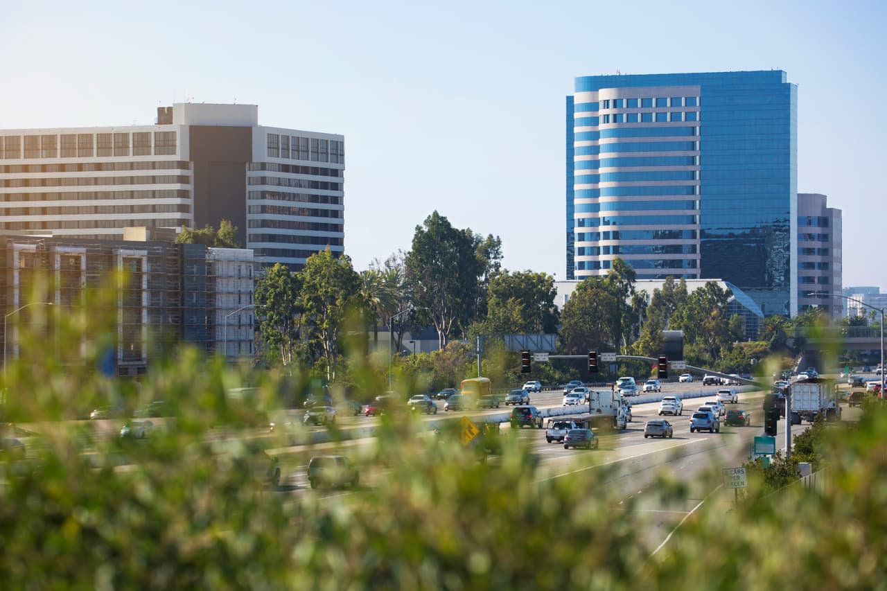 <b> 32. Irvine, California.- </b>Considerada como una con el menor creciemiento del desempleo, esta ciudad entra en la lista con un total de 56.57 puntos de los 100 a evaluar, en los mejores lugares para encontrar un nuevo trabajo.