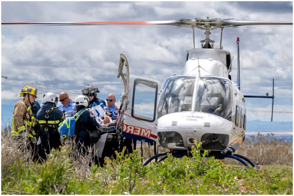 Un rescatista bajó del helicóptero para ayudar al herido a quien subió en una canastilla para llevarlo a la aero nave.