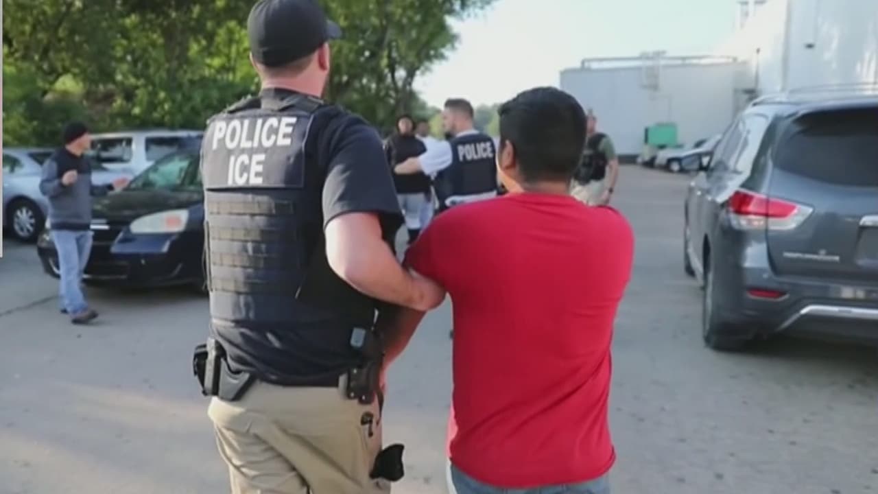 De los 680 detenidos en la redada de Mississippi, 300 fueron liberados mientras continúan sus casos de deportación