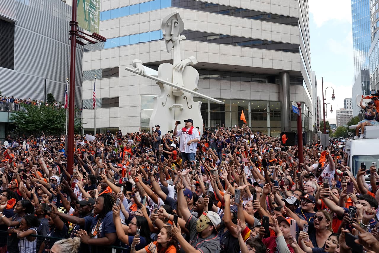 Bandas escolares, autoridades y personalidades de la ciudad estuvieron en el desfile que transcurrió de forma pacífica.