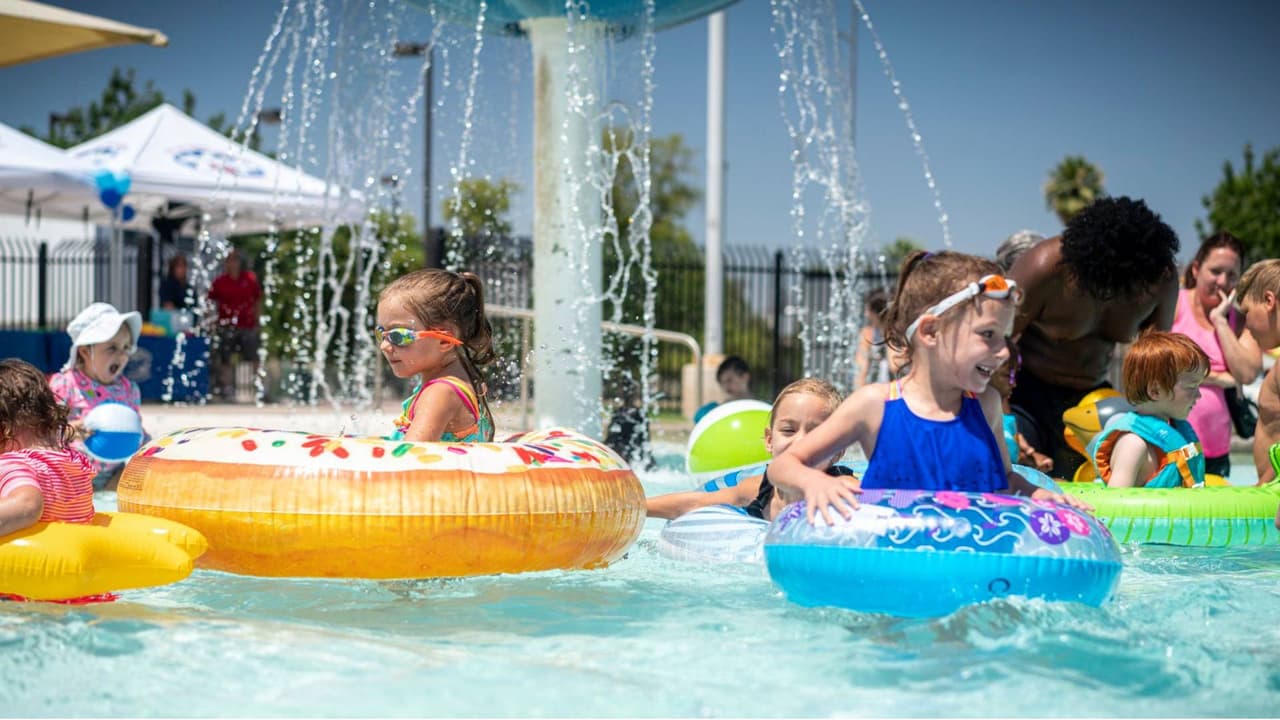 <b>Cortez Pool</b>
<br>Abierto de lunes a jueves, sábados y domingos de 12 p.m. a 6 p.m. Viernes cerrado. 
<a href="https://goo.gl/maps/rWBDh957Jpt" target="_blank">3434 W. Dunlap Avenue.</a> Teléfono: 602-262-7107. Niños $1, adultos $3.