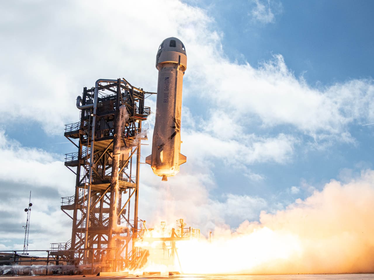 Por su parte, el New Shepard es una cápsula impulsada por un cohete desde una plataforma de lanzamiento, similar a los utilizados por la NASA. Una vez alcanza la suborbita, la cápsula se separa y el cohete regresa a Tierra.