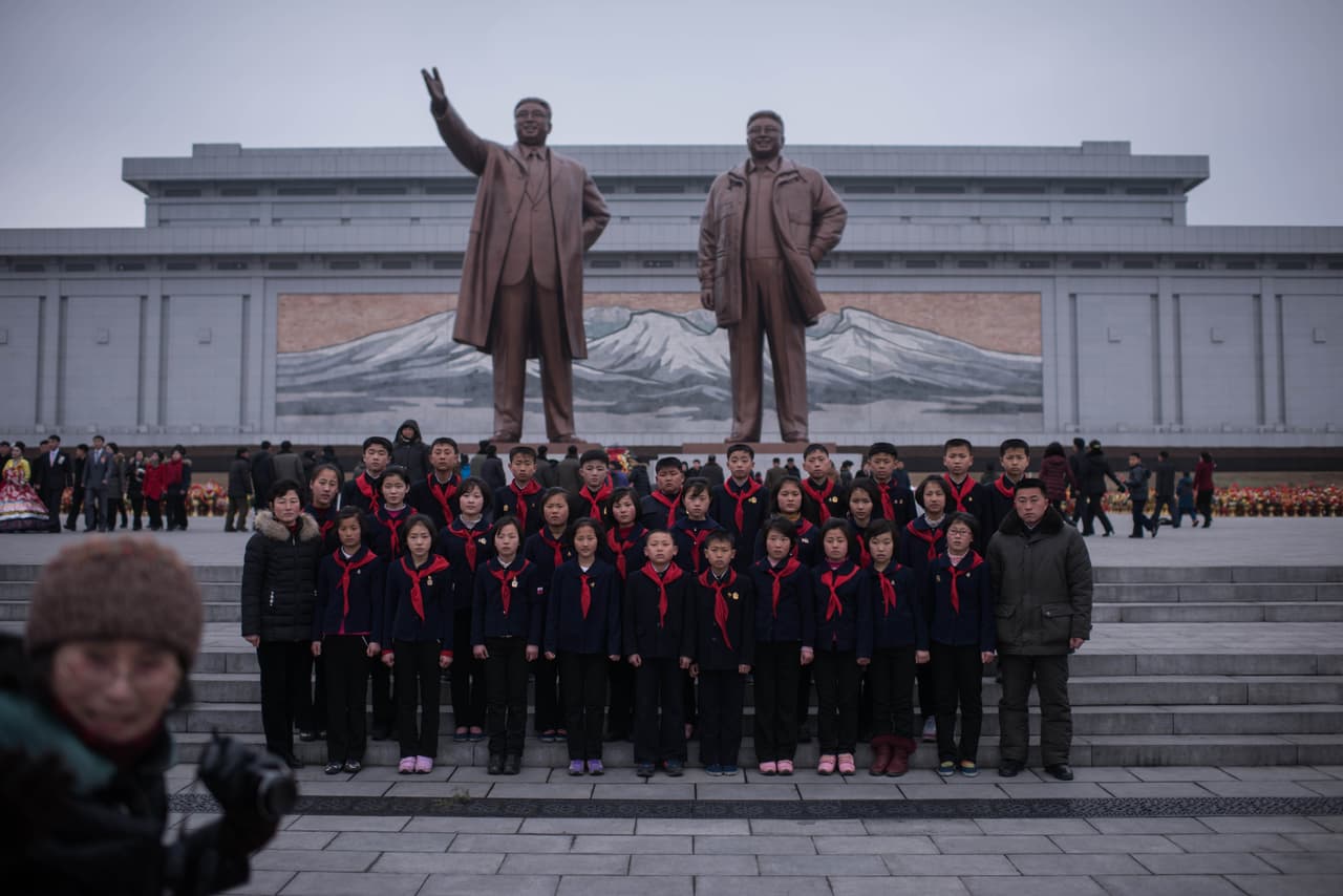 <h3 class="cms-h3-H3">5. Castigan a los que no retratan de cuerpo entero a los líderes </h3>
<br>
<br>Los viajeros que se aventuran a surcar las herméticas tierras de Corea del Norte coinciden en contar que cuando se llega a este país, 
<b><a href="http://observer.com/2015/11/8-days-in-north-korea-welcome-to-the-worlds-most-isolated-civilization/">inmediatamente eres recibido por un acompañante</a></b> que no te deja solo durante toda tu estadía. De la mano de ese inseparable testigo se conocen algunas reglas que a más de uno dejan desconcertado. 
<br>