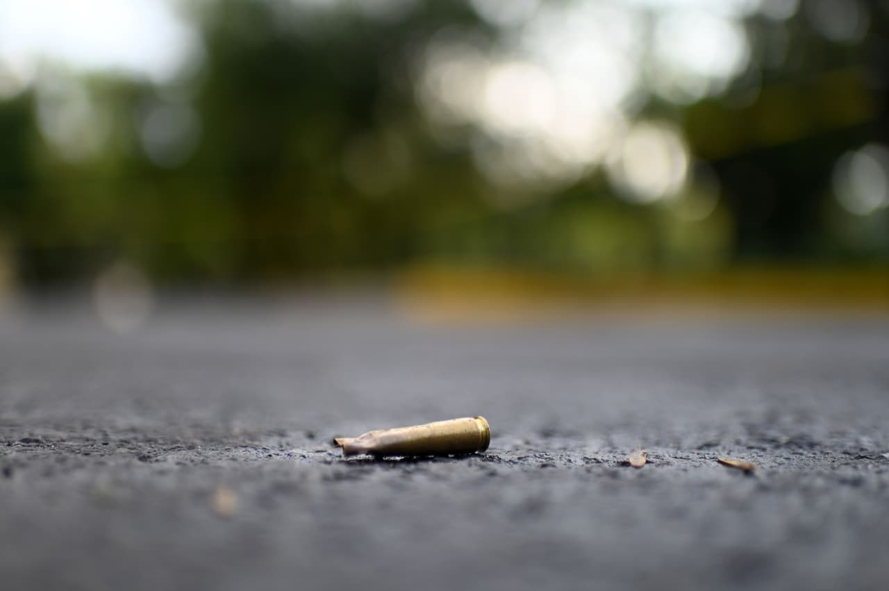 La capital registró 115 asesinatos en mayo, según datos del Secretariado Ejecutivo del Sistema Nacional de Seguridad Pública. En la fotografía, uno de los múltiples casquillos de bala en el área.
<br> 
<br>