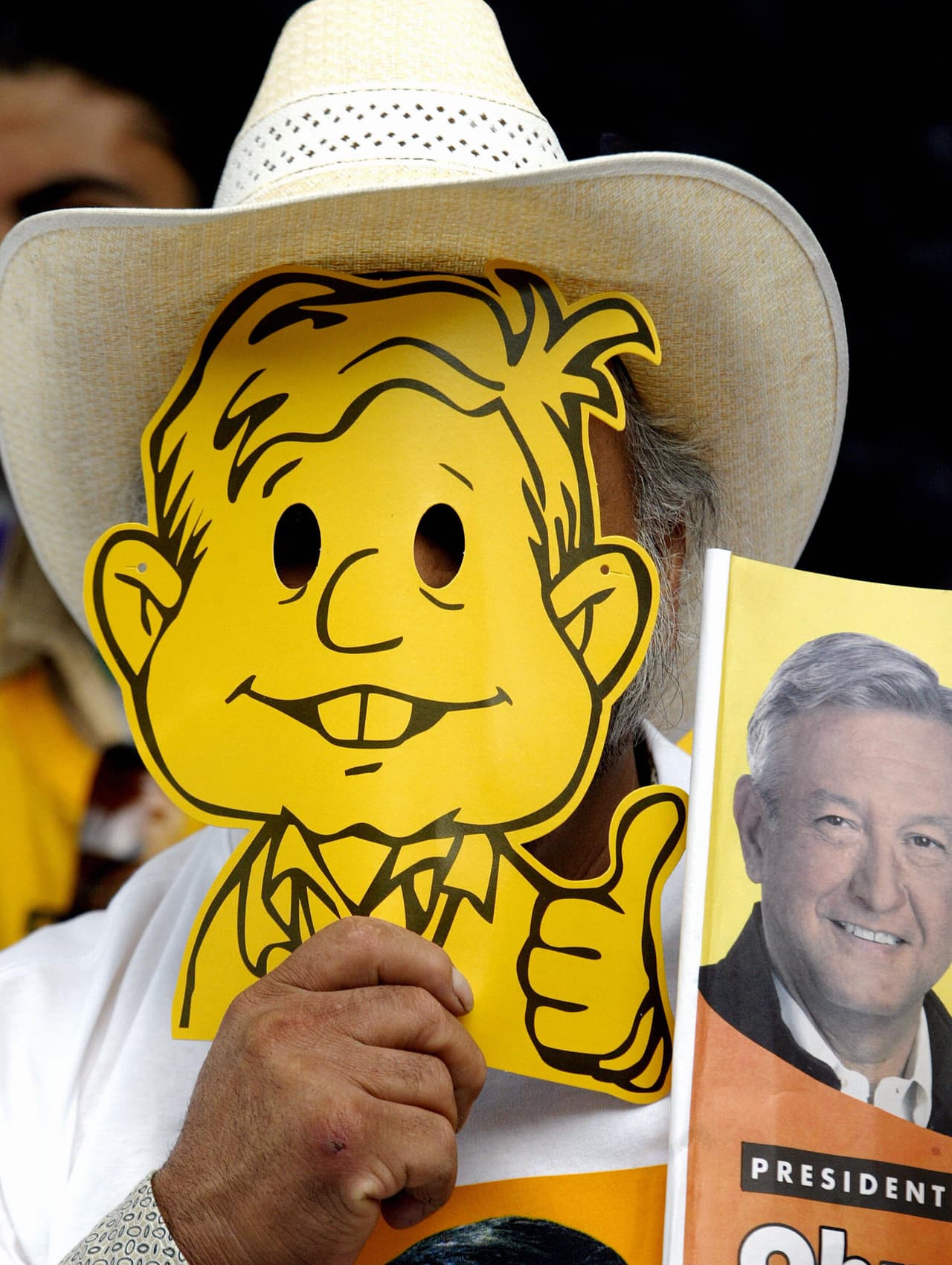 Antes de las primeras elecciones en las que participó López Obrador, sus partidarios hacían máscaras de cartón como muestra de apoyo.