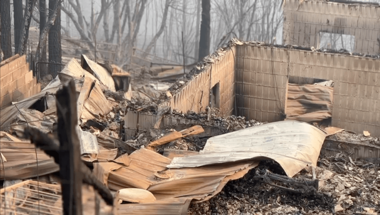 El fuego arde en terreno muy difícil para los cuerpos de emergencia, que continúan trabajando para delimitar líneas de control.