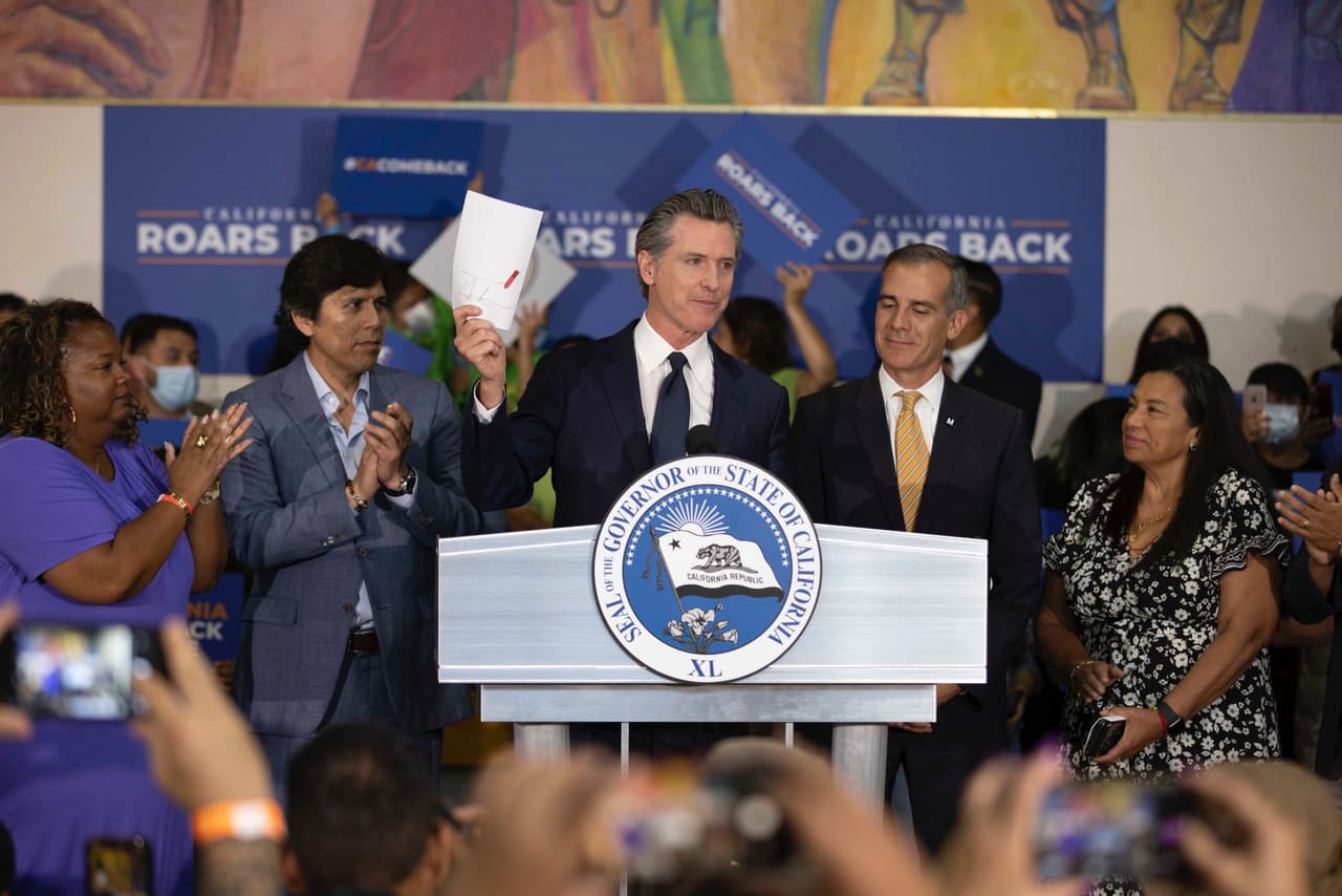 “California se está recuperando de esta pandemia”, dijo el gobernador Newsom. “En asociación con la Legislatura, estamos brindando 
<b>ayuda directa a las familias con dificultades y poniendo dinero en los bolsillos de los propietarios de pequeñas empresas en todo el estado</b>".