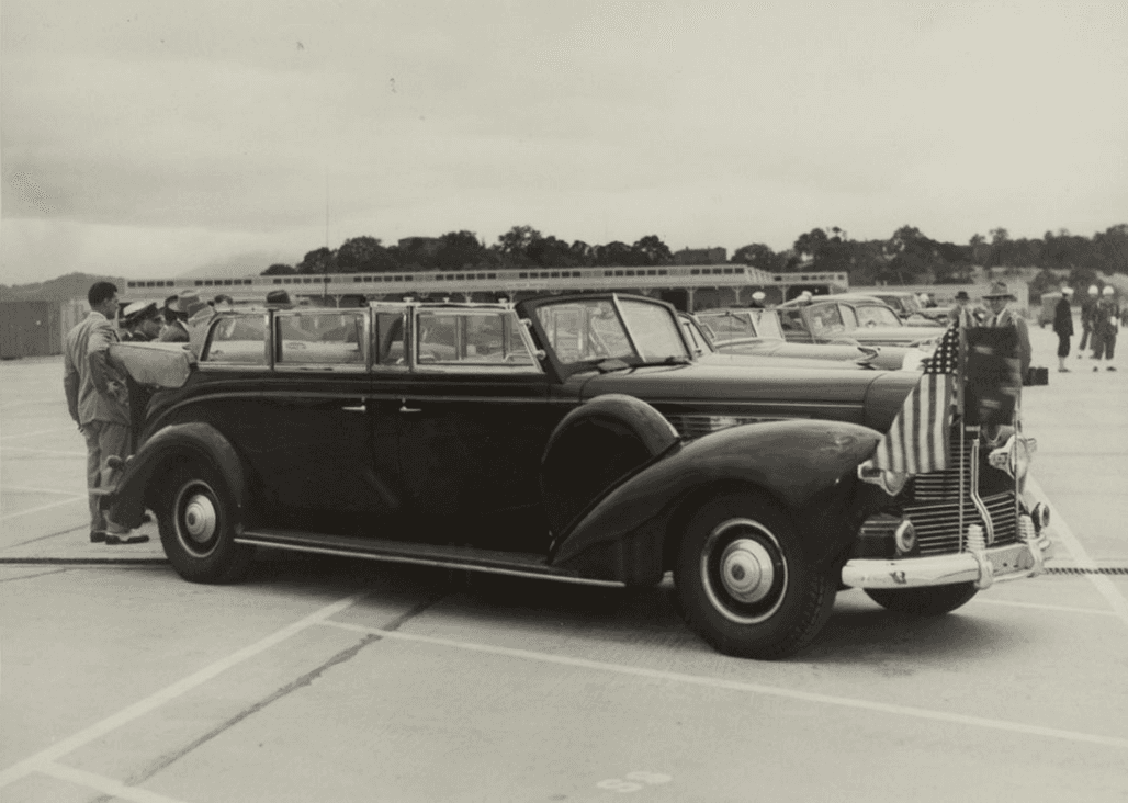 El
<b> Lincoln Sunshine Special de 1939</b> fue el primer automóvil comisionado por el servicio secreto como el transporte oficial del presidente de Estados Unidos. Se trataba de un Lincoln convertible alargado modificado por Brunn & Company, Inc en Buffalo, NY, según las especificaciones de la Casa Blanca a un costo de 4,950 dólares, el equivalente a 88,830 dólares de hoy en día. 
<br>
<br>Más que la seguridad del presidente 
<b>Franklin Delano Roosevelt</b>, lo que se tuvo en mente a la hora de modificar el Sunshine Special fue la comodidad y conveniencia presidencial. Roosevelt, cuyas piernas estaban totalmente paralizadas por lun ataque de polio, muchas veces aparecía en público sin bajarse del Sunshine Special. Después del ataque de la fuerza área japonesa en la base de Pearl Harbor, el Sunshine Special fue blindado y provisto de cauchos y ventanas a prueba de balas. El Sunshine Special fue utilizado también por 
<b>Harry S. Truman</b>, el sucesor de Roosevelt hasta que fue retirado del servicio en 1950.